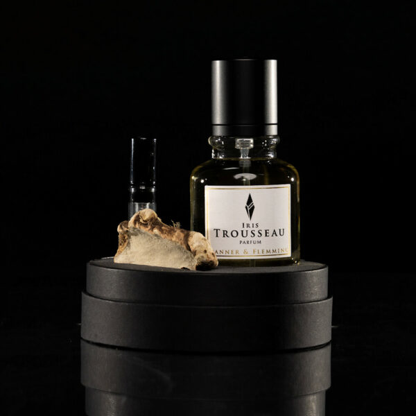 Flacon du parfum Iris Trousseau de Danner & Flemming Parfums avec échantillon et racine d’iris