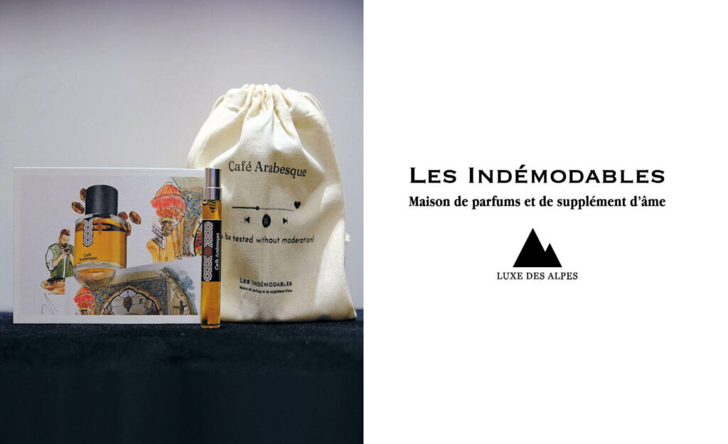 Front view of a 7ml sample of the Café Arabesque fragrance from the Les Indémodables brand