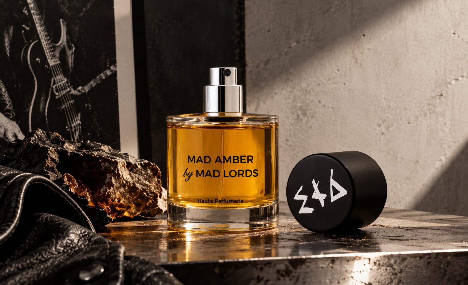 Flacon du parfum Burning Man de Mad Lords avec son bouchon montrant le logo dans une ambiance rock