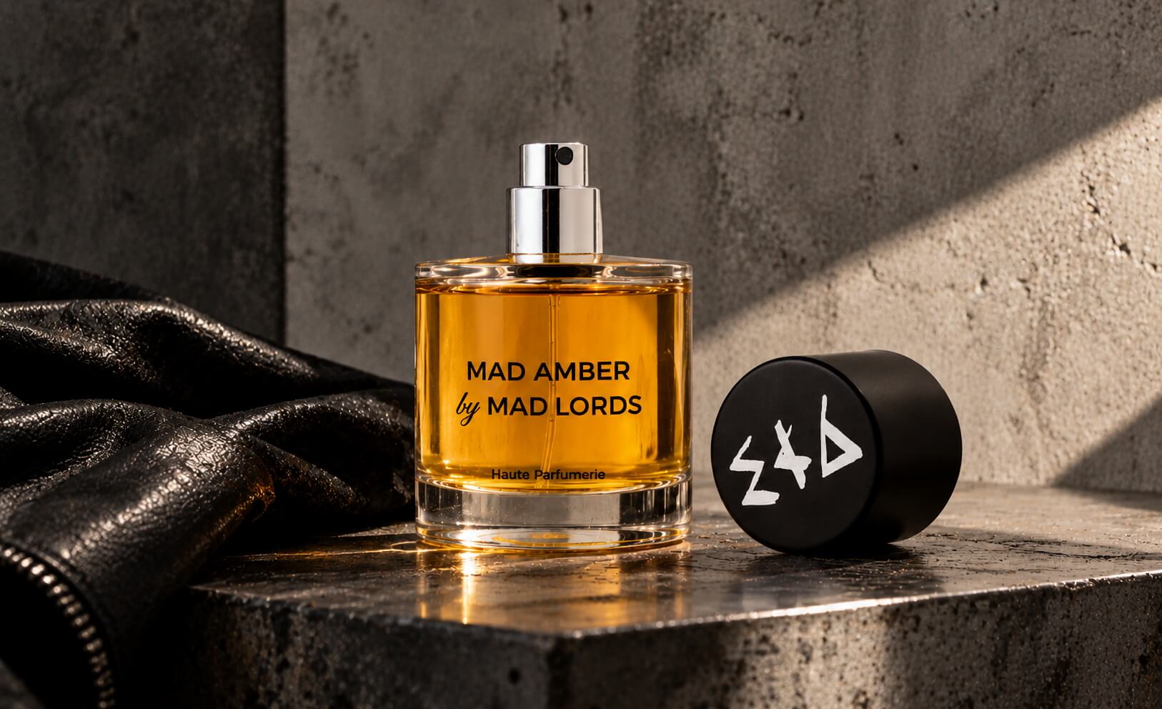 Flacon du parfum Burning Man de Mad Lords avec son bouchon montrant le logo
